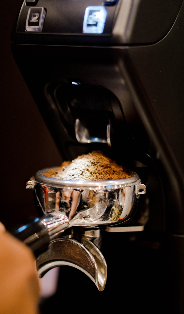 Coffee grinder filling portafilter